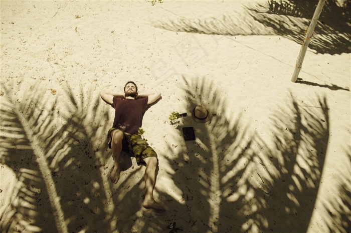 椰树下的国外男人