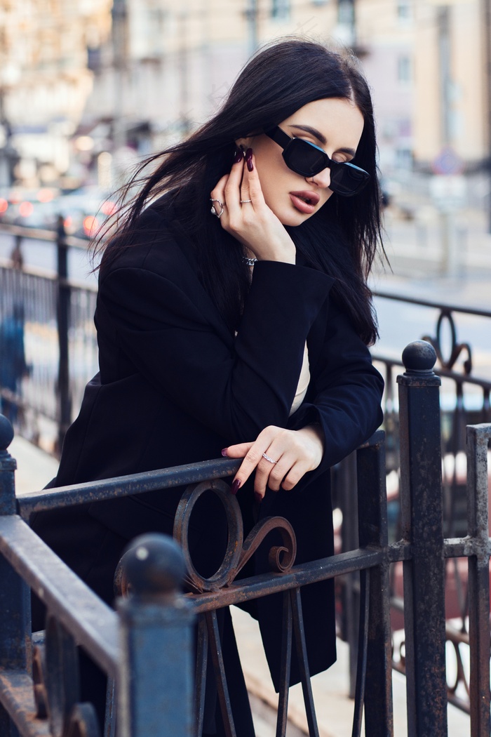 戴墨镜的欧美美女图片