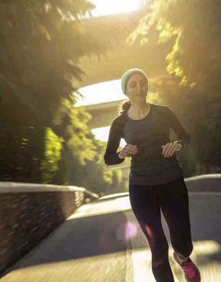 户外运动散步跑步奔跑，阳光活力摄影图