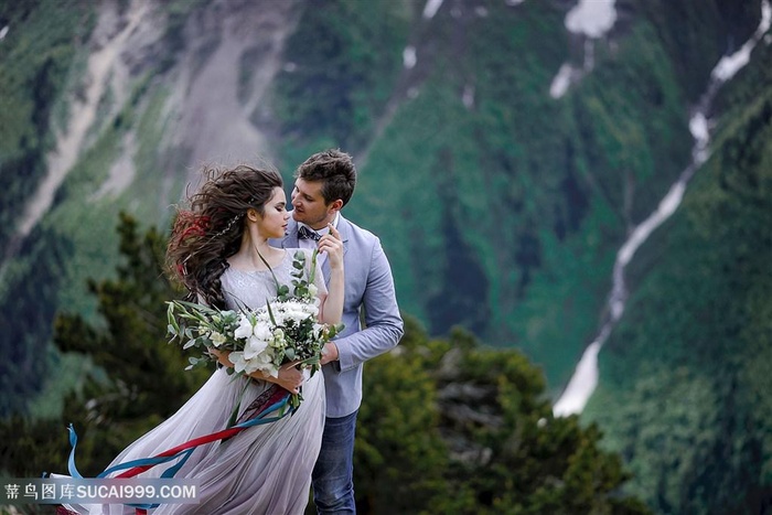 野外高山上欧美情侣婚纱照图片