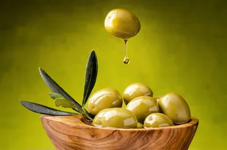 小木碗中的橄榄果高清摄影图片