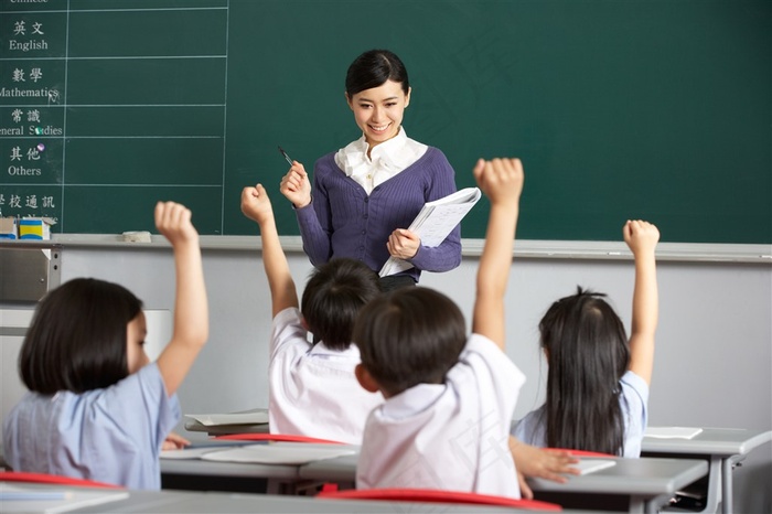 在一起学习的学生图片