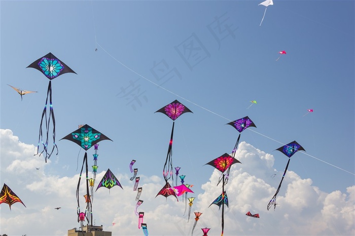 天空中色彩斑斓的风筝