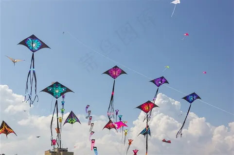 天空中色彩斑斓的风筝 天空中色彩斑斓的风筝
