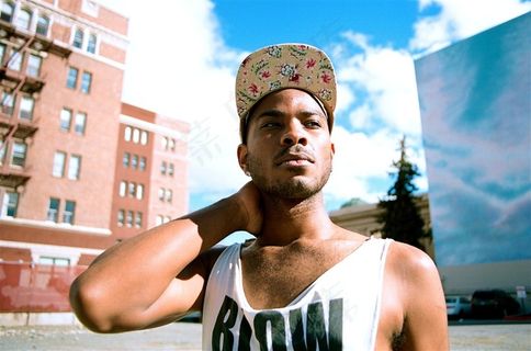 戴帽子的时尚男青年图