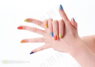 美甲广告元素 涂着彩色指甲油的手部特写