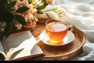 下午茶喝茶看书摄影图