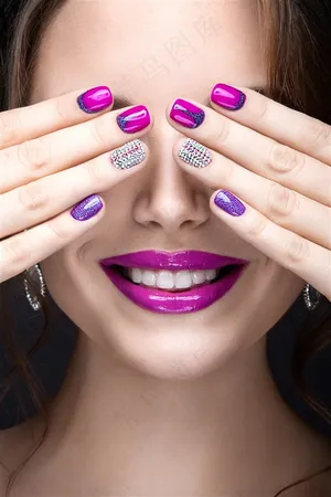 开心的国外美女美容图片