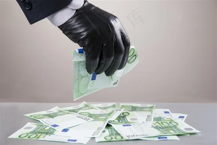 捡钱摄影高清图片