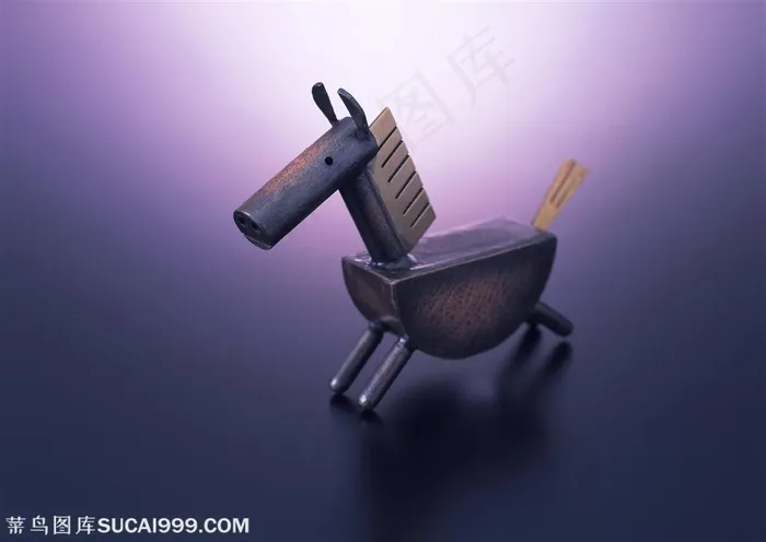 玩具-在紫色背景前的玩具小木马造型