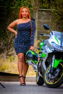 街拍丰满美女图片