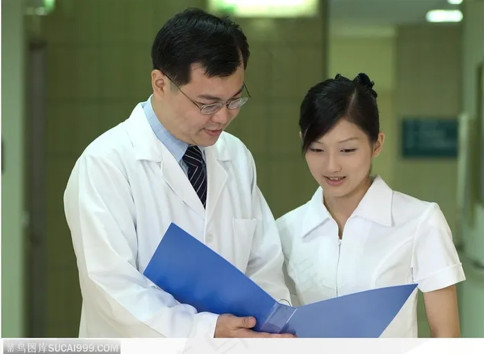 亚洲医院-交谈的护士和医生