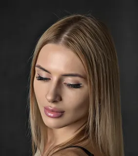 中长发俄罗斯美女图片