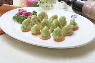 绿茶凤尾虾 68元  特点：绿茶的清香、虾仁的鲜嫩、完美的结合。 口味：奶香