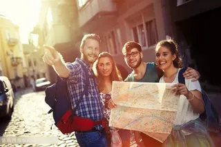 找到旅游线路的外国友人高清摄影图片