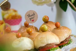 黄色美味汉堡摄影素材