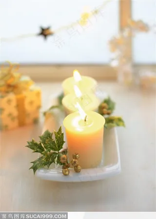 长形盘子里的三支燃烧的蜡烛