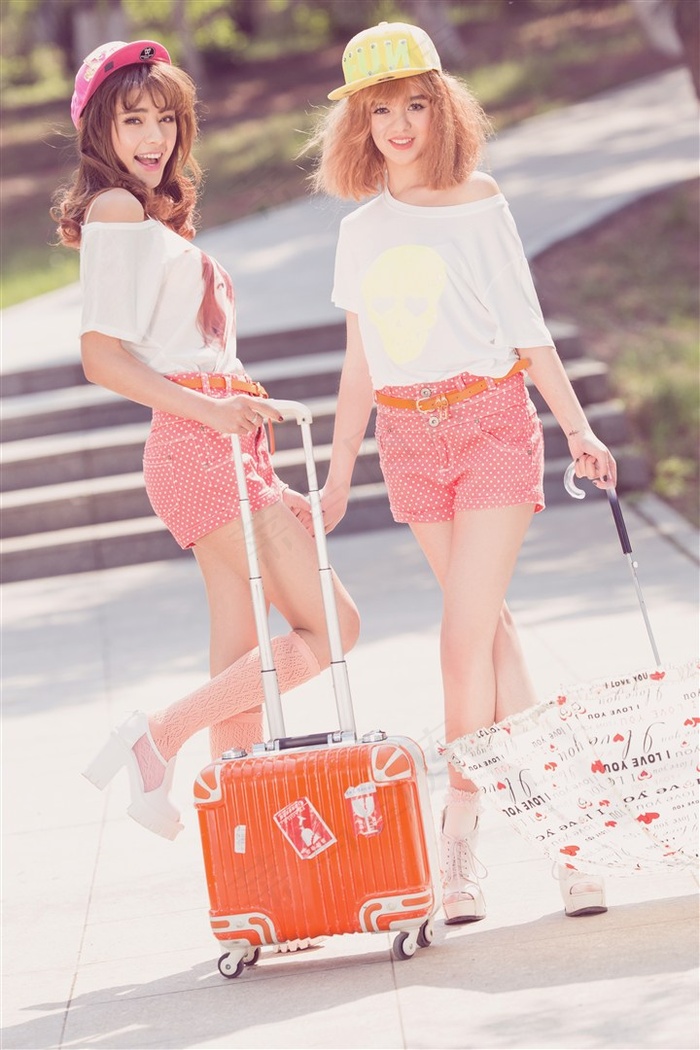 出门旅行的闺蜜开心写真