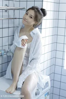 坐在洗衣机上的高清美女图片