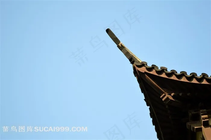 天空下的古代飞檐翘角