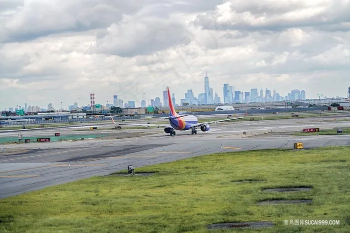 机场跑道上停留的客机