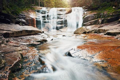 石阶中的小瀑布高清风景图片