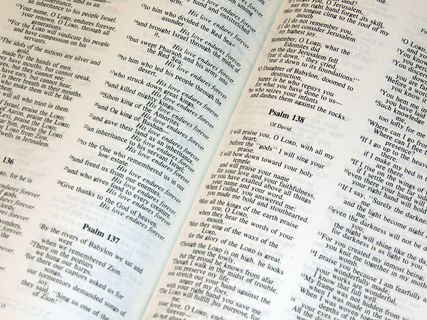 翻开的英文书籍图片