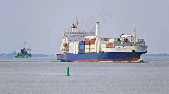 海上集装箱货轮图片