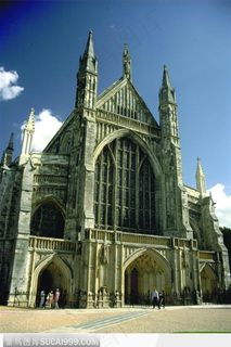 蓝天下的古堡和行人