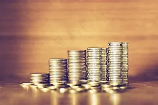 桌面上码放整齐的硬币高清图片