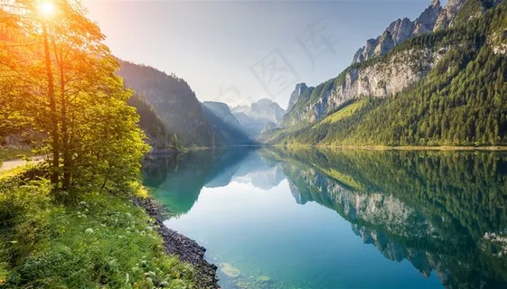 连绵的山和漂亮的湖水 连绵的山和漂亮的湖水