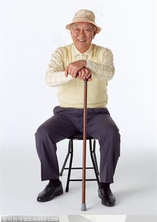 老年人生活-坐着的老人