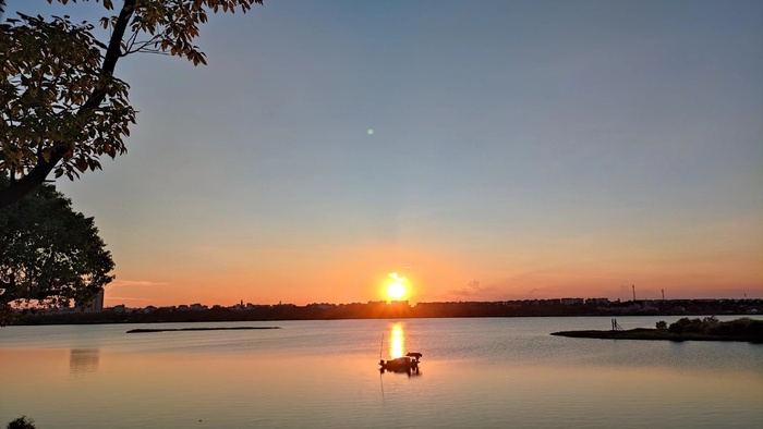 河边夕阳与渔船构成美景