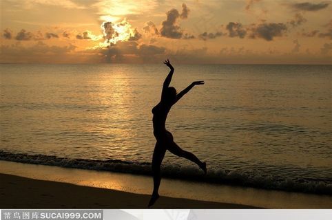 性感女人在海边跳舞