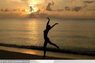 性感女人在海边跳舞