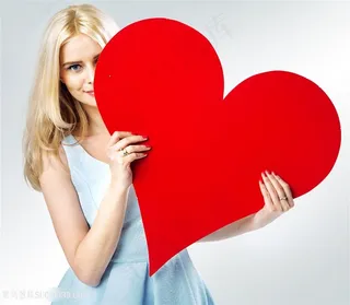 美女拿着一颗大大的爱心图片