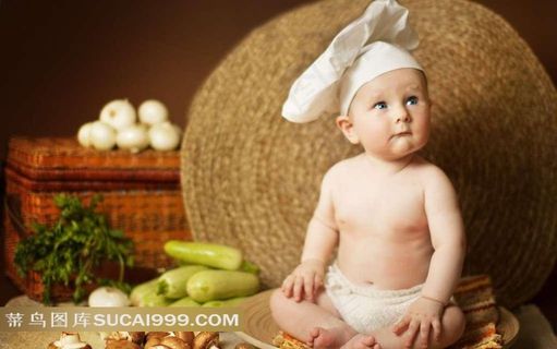 厨房里的宝宝写真