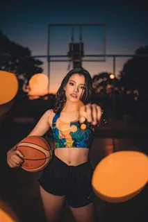 抱着篮球的美女图片