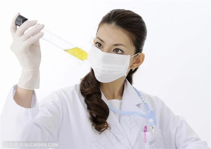 戴着口罩手拿试管的女医生