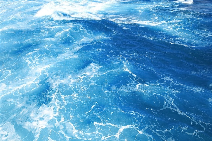 蓝色的海浪浪花风景图片