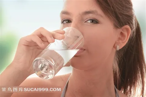 西方健康美女喝水 西方健康美女喝水