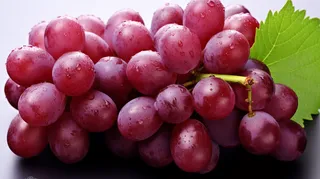 一串葡萄红提水果摄影图
