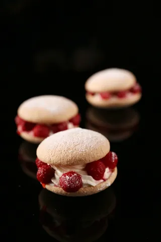 蛋糕店小蛋糕慕斯美食甜品图片