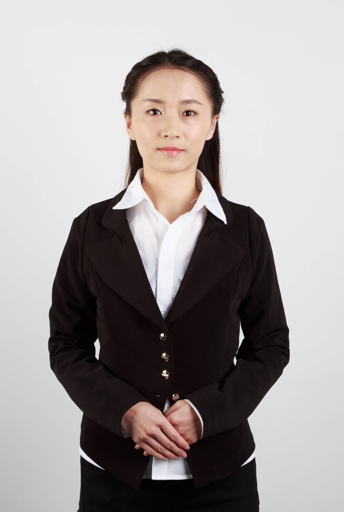 长辫子女性毛衣证件照
