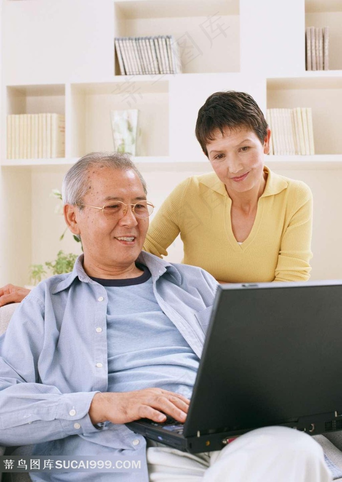 一起看电脑的老人夫妇