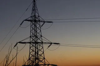黄昏下电力设备图片