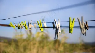 晾衣绳上的夹子图片