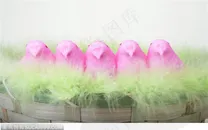 毛绒竹篮里的红色玩具鸡