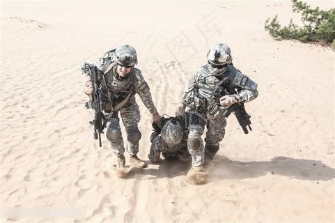 沙漠中执行任务的军人士兵高清图片