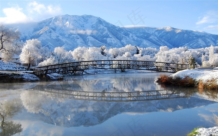 美丽湖水和雪景